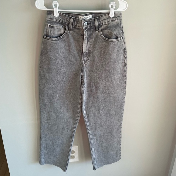 Abercrombie & Fitch 90s Straight Ultra High Rise - Grey - Size 4/27 Curve Love - Picture 2 of 9